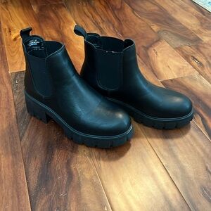 CUSHIONAIRE black faux leather Chelsea boots